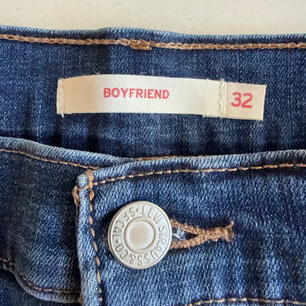 Levi’s Distressed Boyfriend Jeans 32